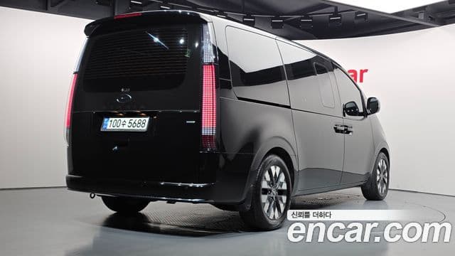 Staria 4WD Lounge 9 locuri
