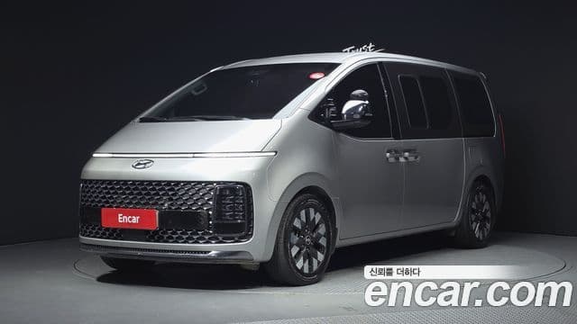 Staria 4WD Lounge 9 locuri