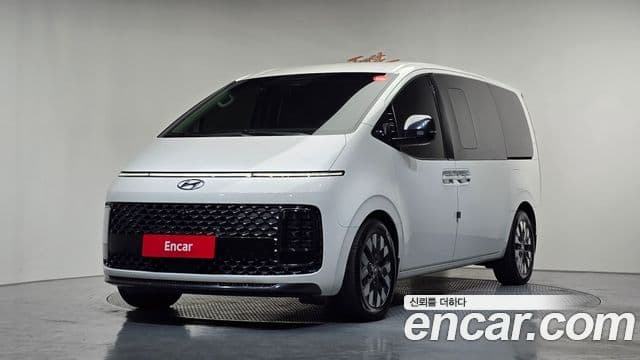 Staria 4WD Lounge 9 locuri